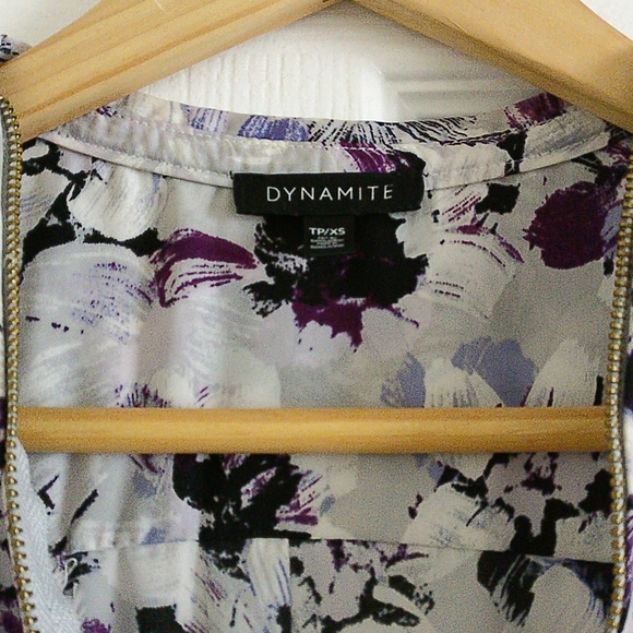 Dynamite purple floral sleeveless top 💜 - Picture 2 of 9